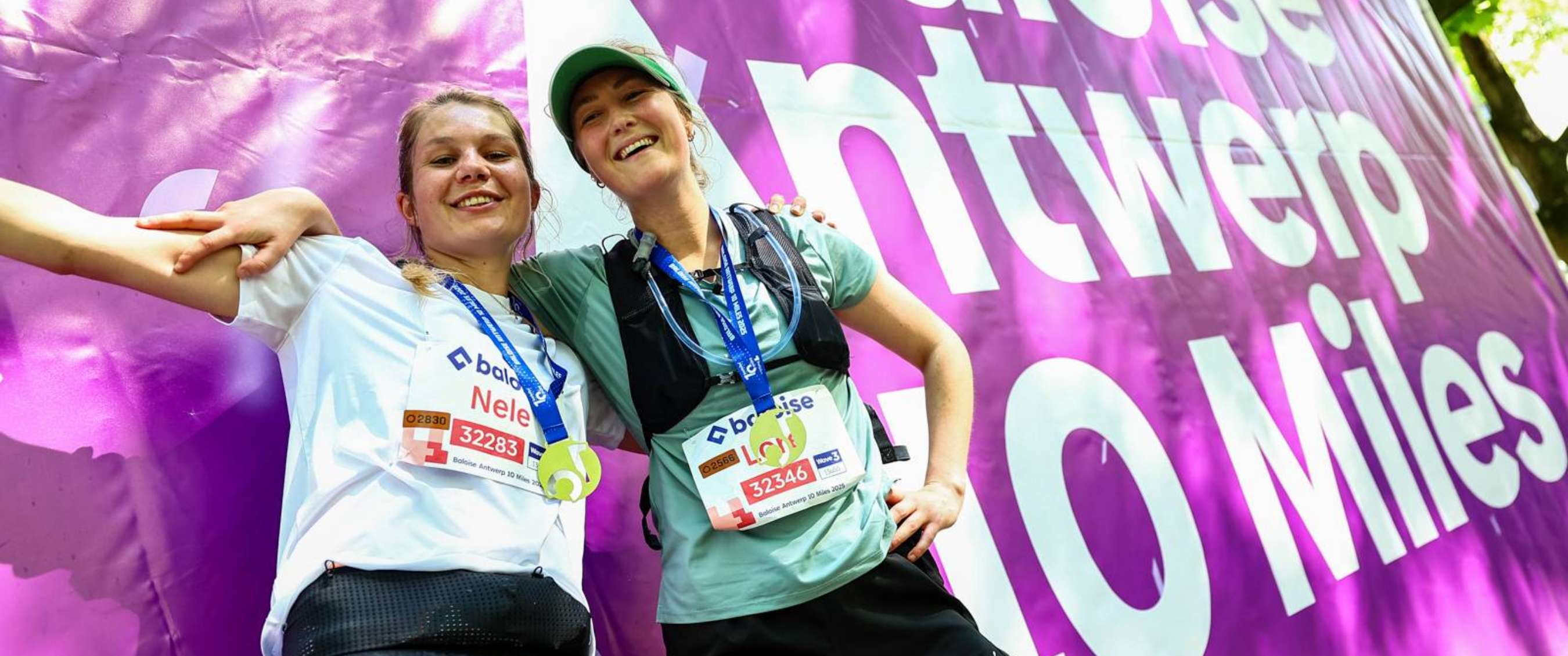 Coureuses avec dossard et médaille après la « Baloise Antwerp 10 Miles ».