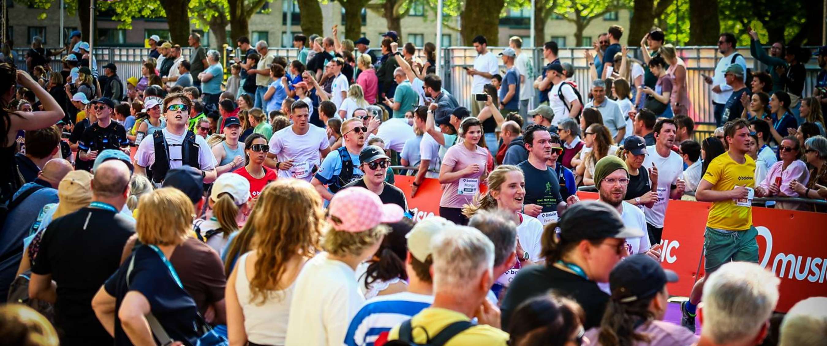 Participants à la « Baloise Antwerp 10 Miles » avec spectateurs le long du trajet.