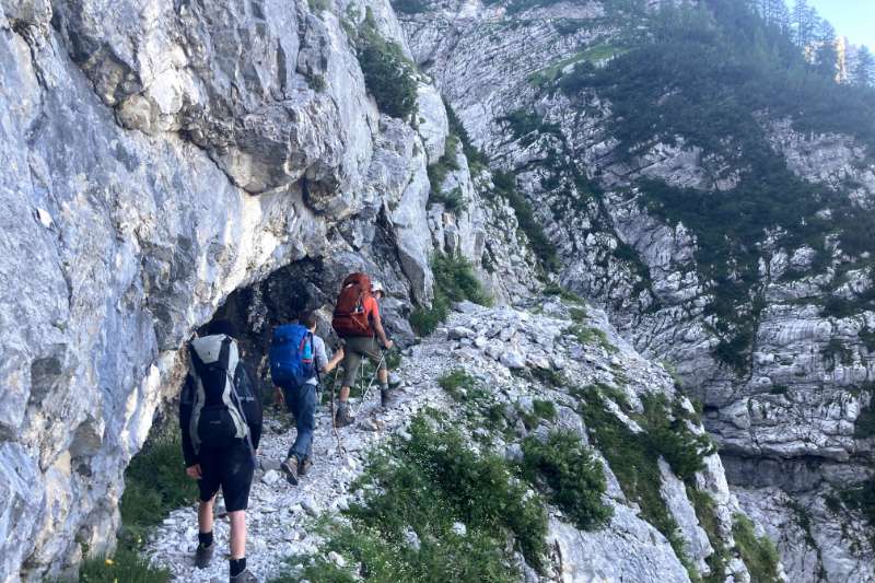 Un grand-père et es 5 petits-enfants traversent la Slovénie à pied