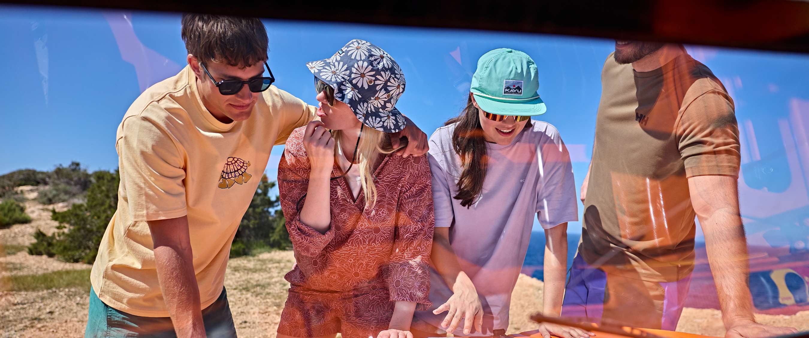 Groupe d’amis penché sur une carte pendant un road trip
