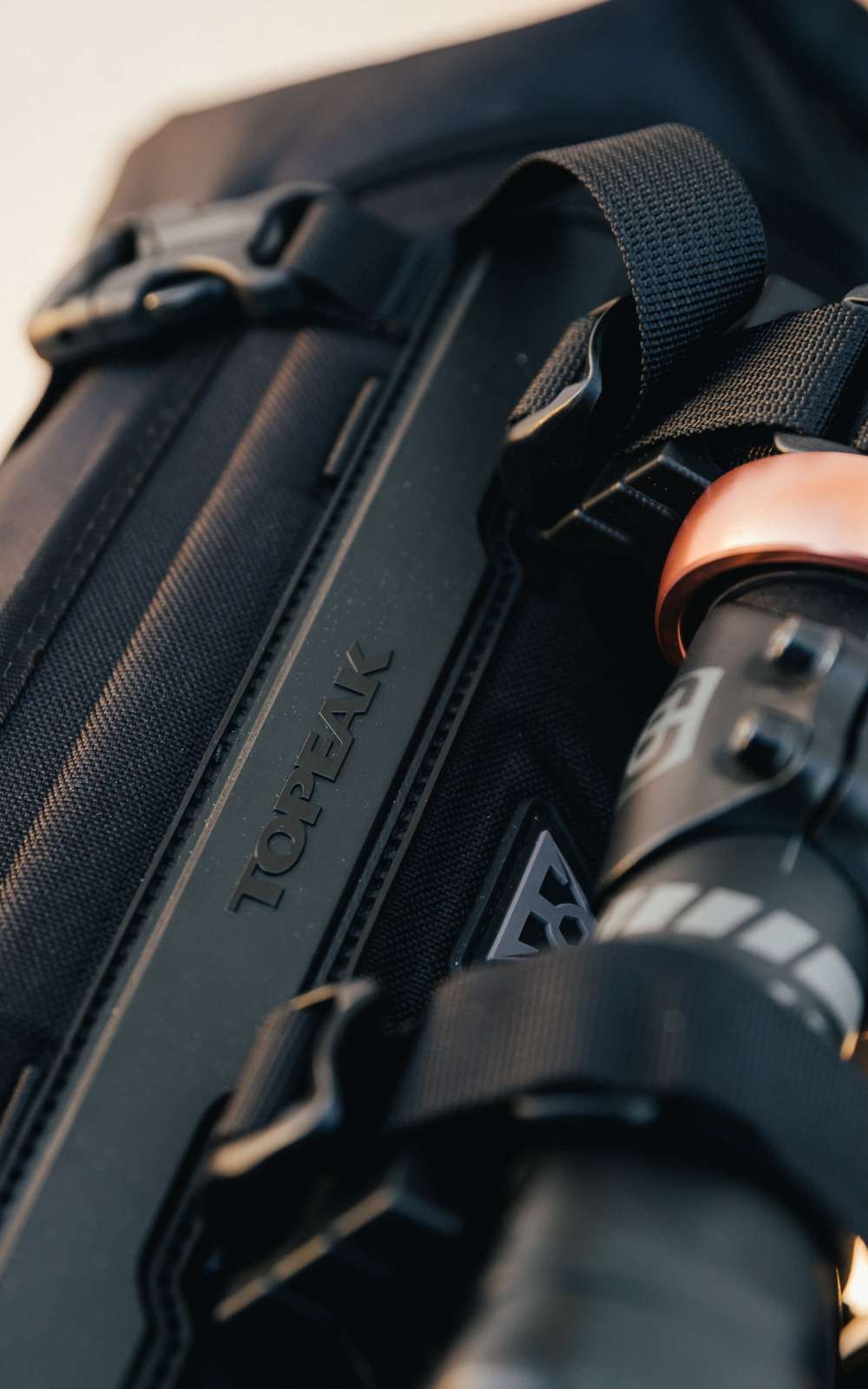 Gros plan d’une sacoche de vélo TOPEAK noire avec sangles.