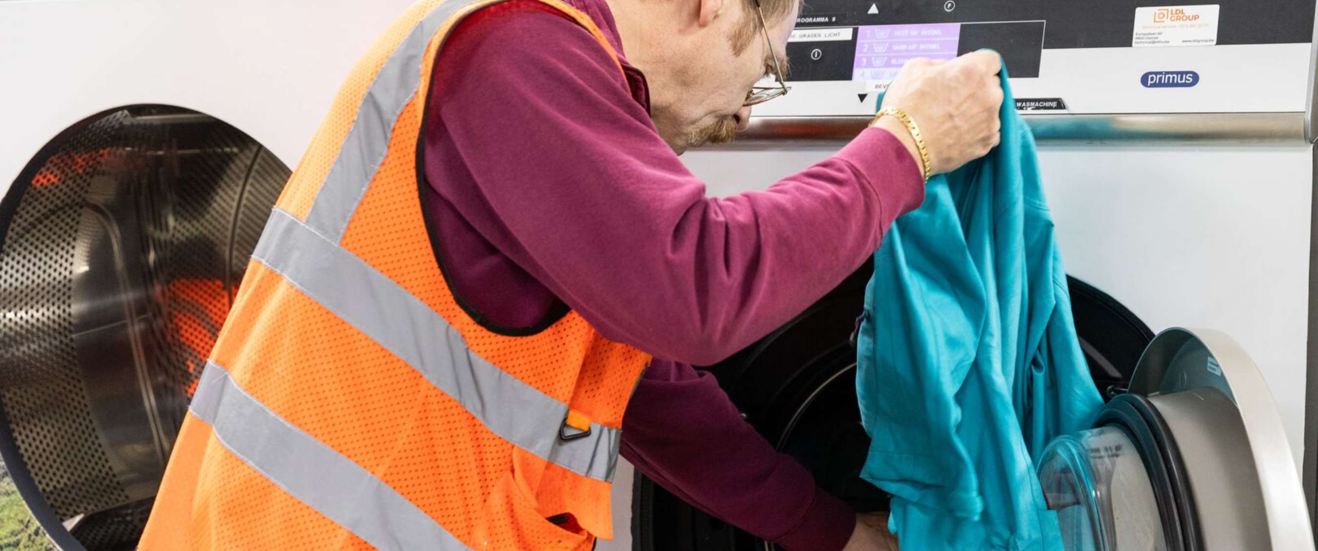 Twee beelden: mist trekt door een rotsachtig berglandschap; koe staat in een weide met bomen.