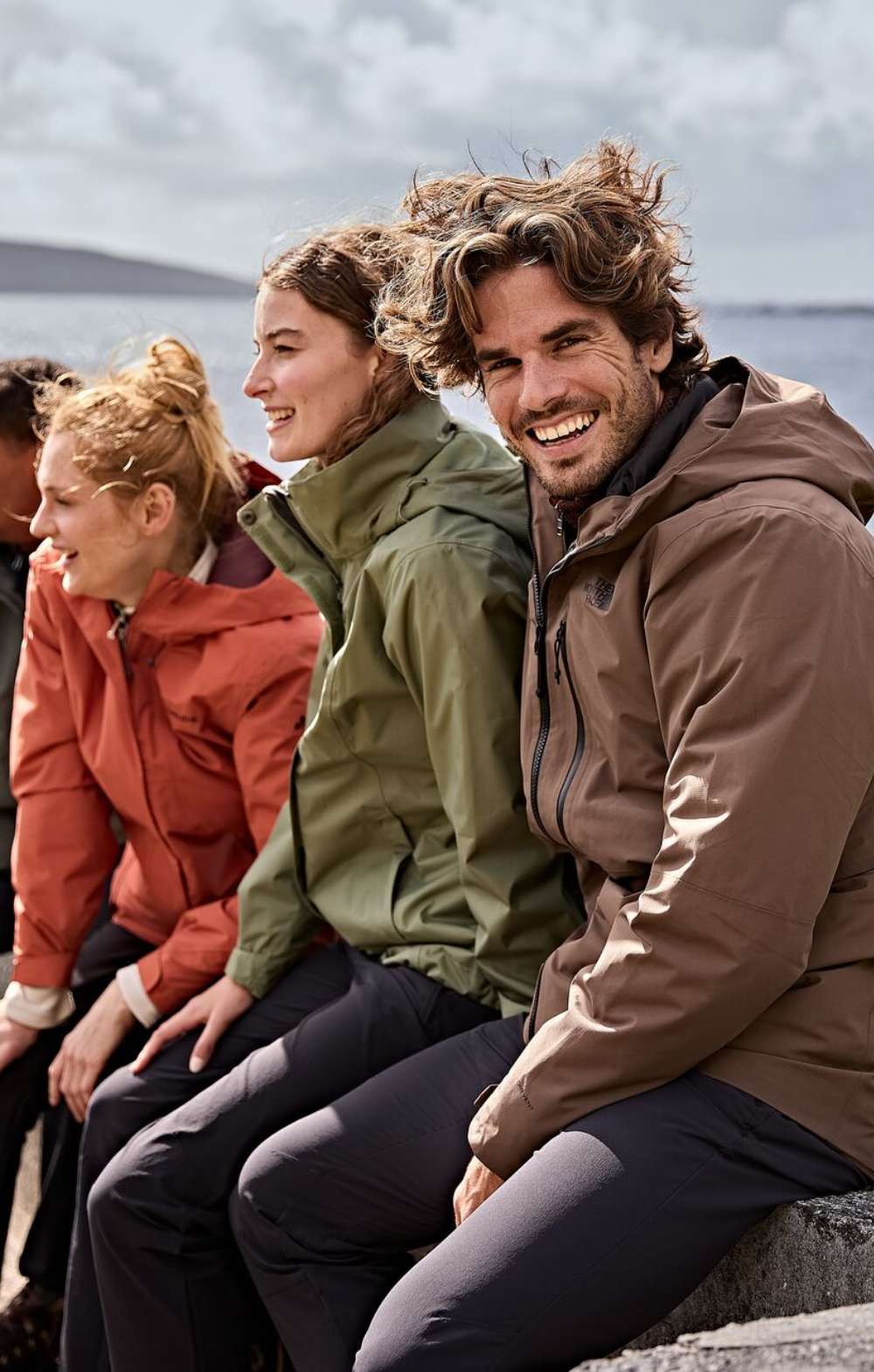 Twee beelden: mist trekt door een rotsachtig berglandschap; koe staat in een weide met bomen.