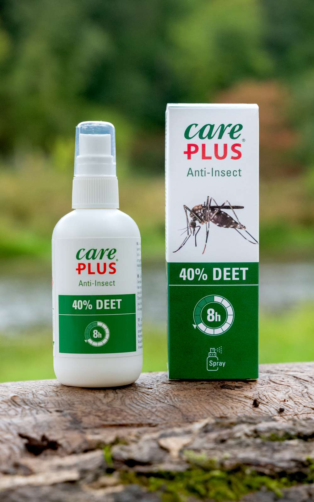 Spray Care Plus Anti-Insect 40% DEET avec son emballage devant un arrière-plan vert.