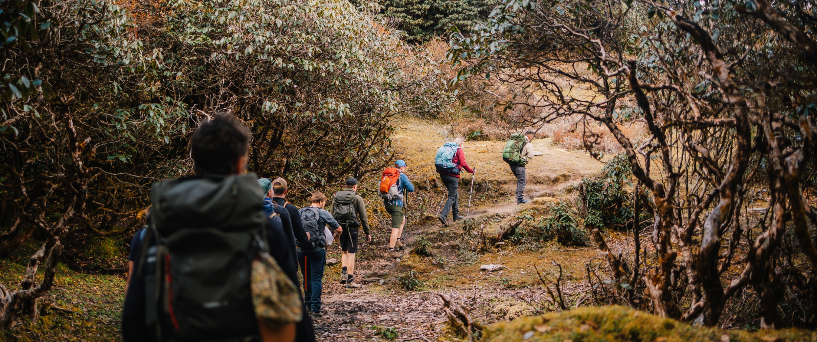 Twee beelden: Textielafval op open vuilnisbelt. Man selecteert tweedehandskleding aan rek.