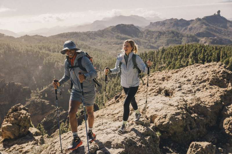 Marcher avec des bâtons de randonnée : les conseils de notre experte